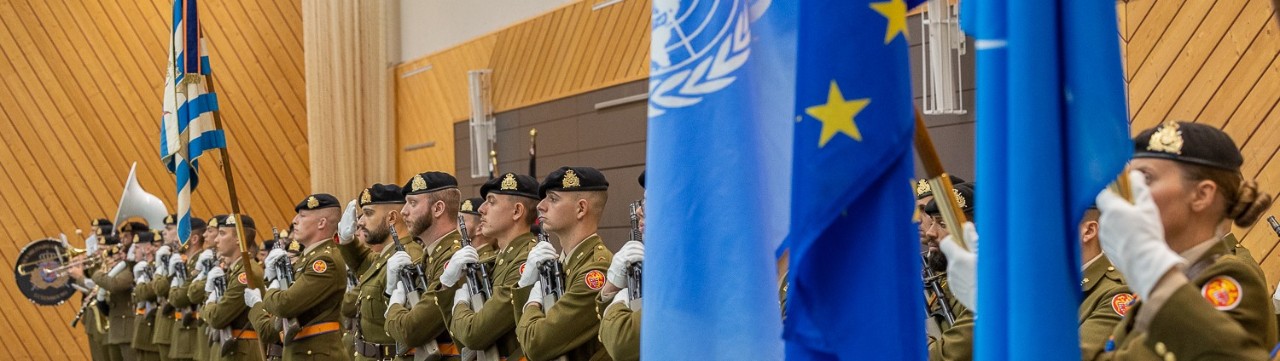 Illustration : troupe, drapeau de l'OTAN, drapeau européen, drapeau des Nations unies